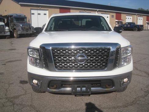 Used 2018 Nissan Titan SV AWD/4WD image 2