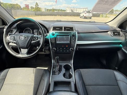 Used 2016 Toyota Camry SE image 3