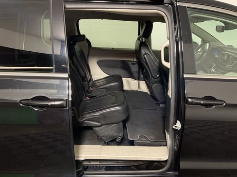 Used 2021 Chrysler Voyager Lxi image 28