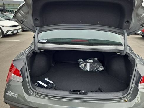 Used 2025 Hyundai Elantra SE FWD image 22