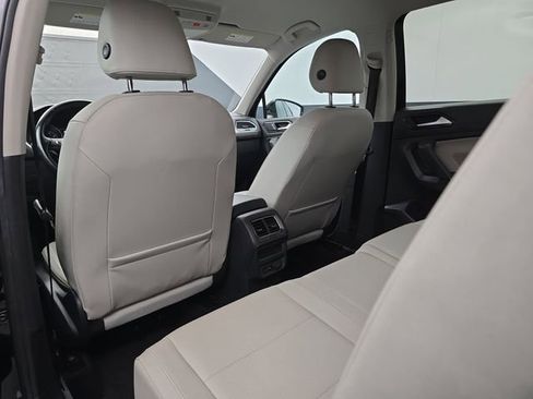Used 2018 Volkswagen Tiguan SE image 40