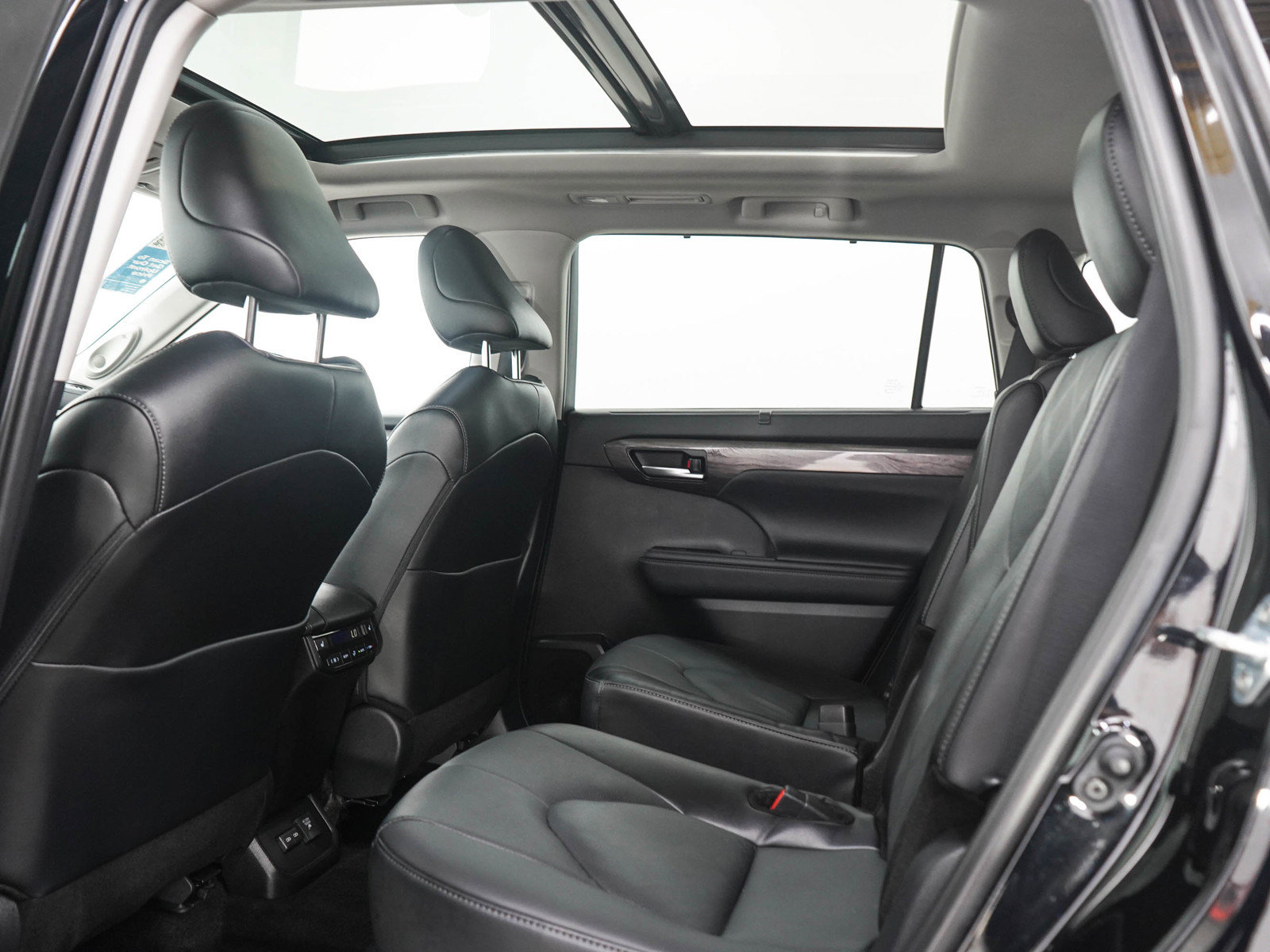 Used 2025 Toyota Highlander Platinum AWD/4WD image 16
