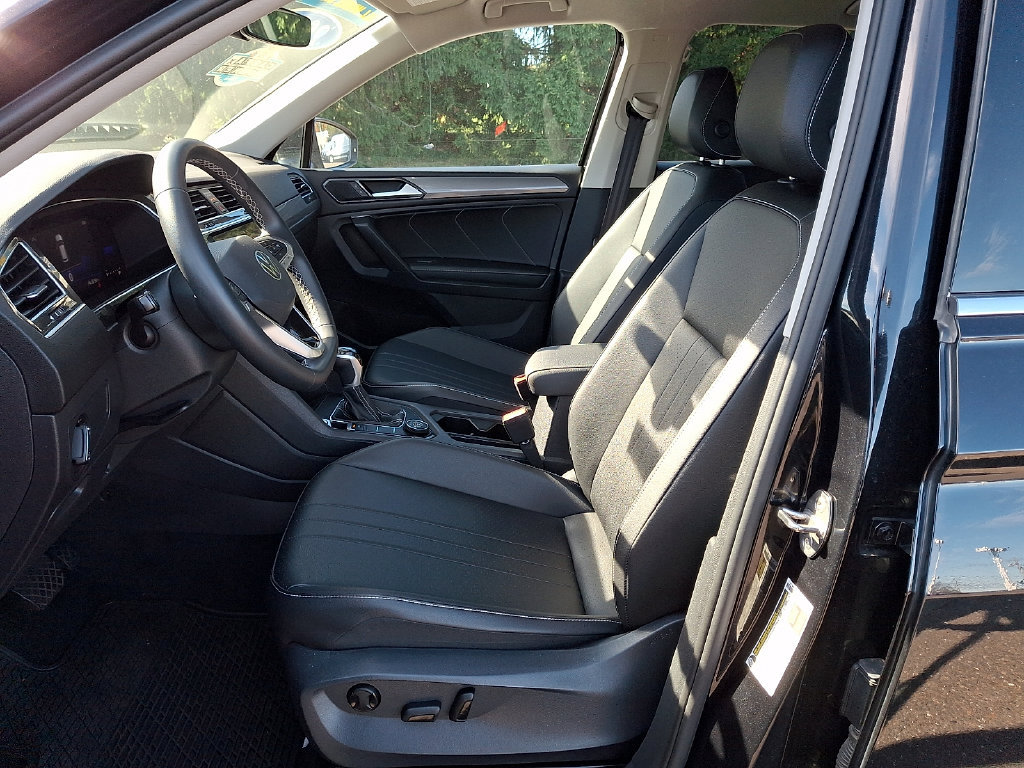 Used 2023 Volkswagen Tiguan SE AWD/4WD image 16