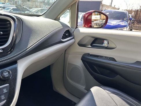 Used 2022 Chrysler Pacifica Touring-L image 26