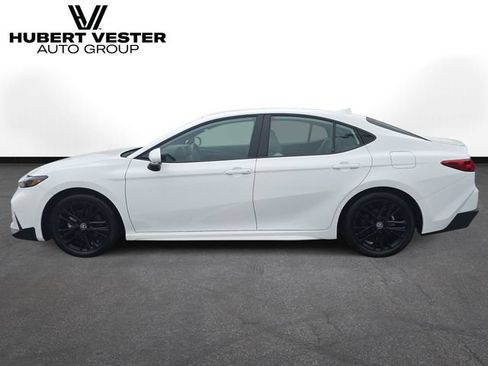 Used 2026 Toyota Camry SE FWD image 1