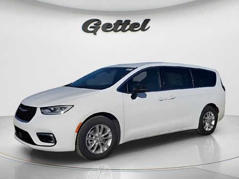 New 2026 Chrysler Pacifica Select image 4