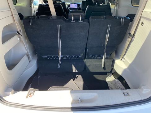 Used 2022 Chrysler Pacifica Touring-L image 11