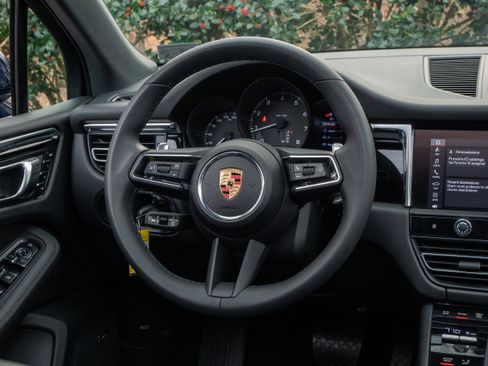 Used 2025 Porsche Macan image 26