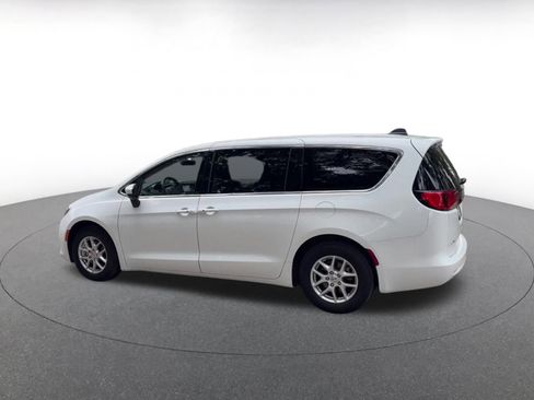 Used 2022 Chrysler Voyager LX FWD image 10
