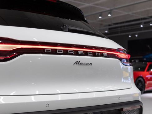 Certified 2026 Porsche Macan AWD/4WD image 31