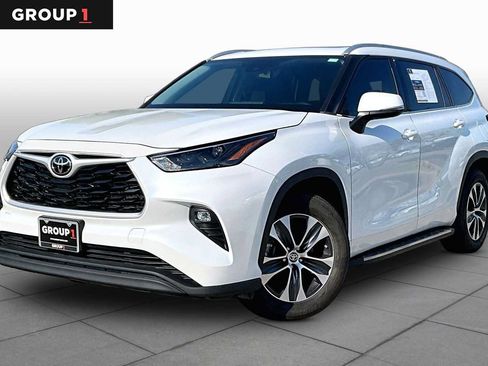 Used 2022 Toyota Highlander XLE FWD image 1
