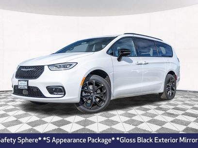 New 2026 Chrysler Pacifica Limited w/ S Appearance Package