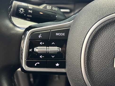 Used 2022 Kia Carnival LX image 31