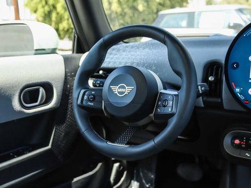 Used 2025 MINI Cooper 2-Door Hardtop FWD image 18