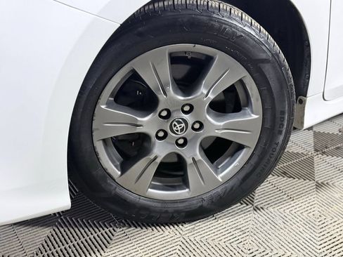 Used 2019 Toyota Sienna SE w/ SE Preferred Package AWD/4WD image 2