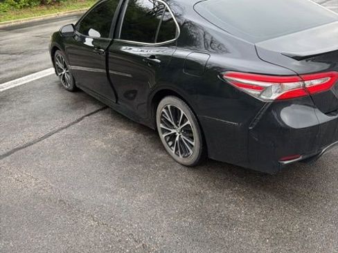 Used 2019 Toyota Camry SE image 3