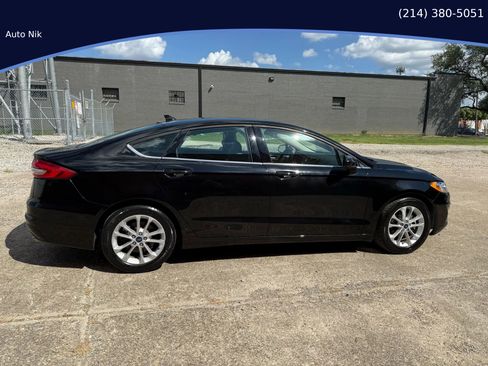 Used 2020 Ford Fusion SE image 2