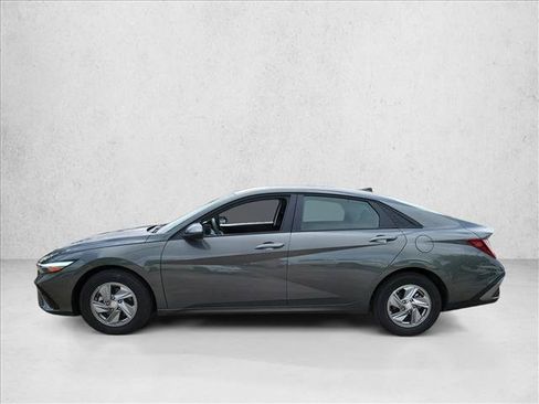 Used 2026 Hyundai Elantra SE FWD image 8