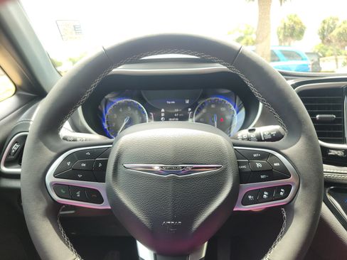 Used 2025 Chrysler Pacifica Select FWD image 17