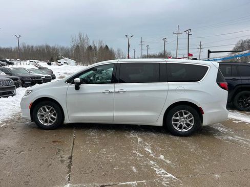 Certified 2023 Chrysler Pacifica Touring-L image 6