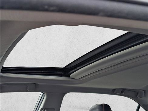 Used 2015 Toyota Camry SE w/ Moonroof Package image 14