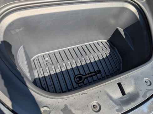 Used 2024 Tesla Model Y 2WD image 22