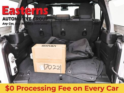 Used 2025 Jeep Wrangler Unlimited Sahara AWD/4WD image 9