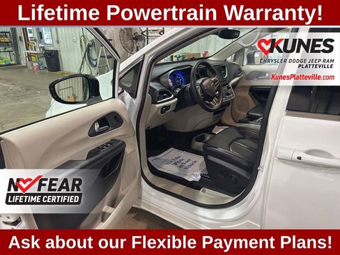 Used 2024 Chrysler Pacifica Touring-L image 21