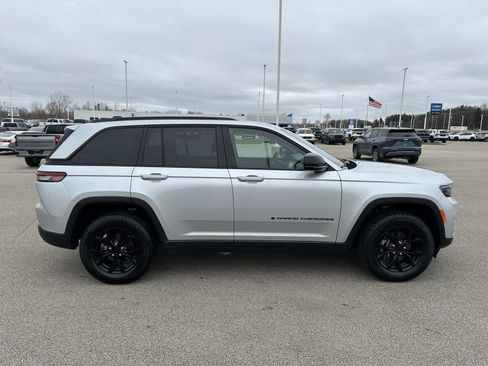 Used 2025 Jeep Grand Cherokee Altitude image 9