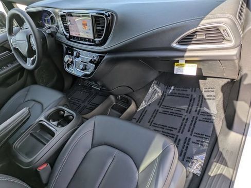 New 2027 Chrysler Pacifica Select FWD image 34
