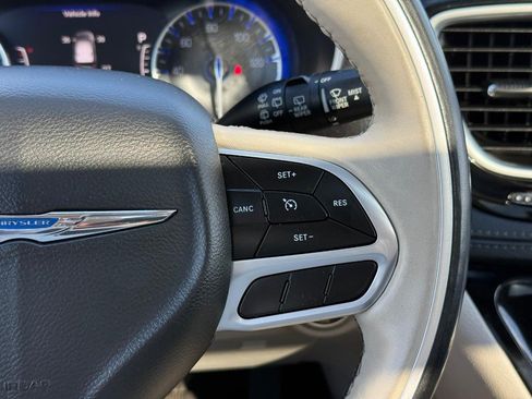 Used 2020 Chrysler Pacifica Limited FWD image 25