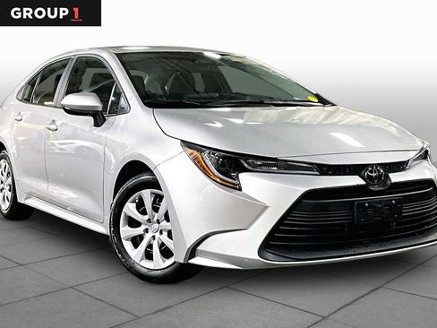 Used 2025 Toyota Corolla LE image 3