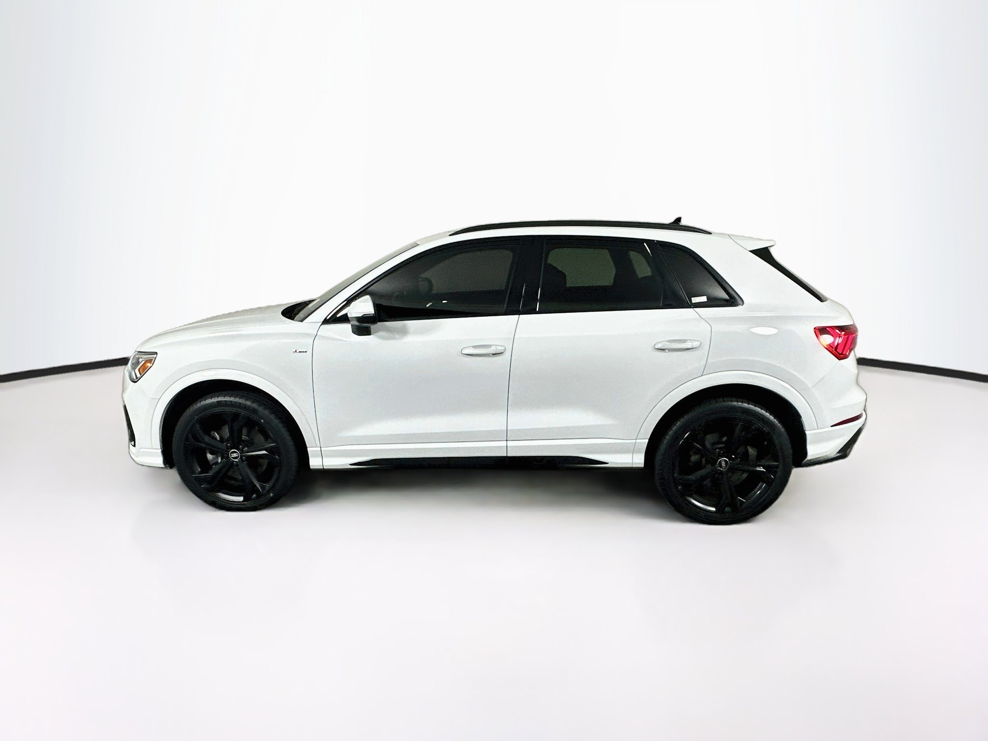 Used 2023 Audi Q3 2.0T Premium Plus w/ Premium Plus Package AWD/4WD image 4