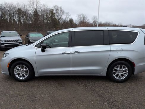 Certified 2024 Chrysler Pacifica Touring-L image 2