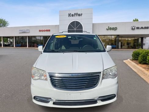 Used 2014 Chrysler Town & Country Touring FWD image 3