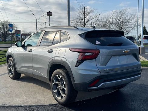 Used 2025 Chevrolet Trax LT w/ Driver Confidence Package image 5