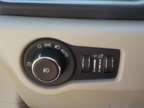 Used 2018 Chrysler Pacifica Touring-L image 11