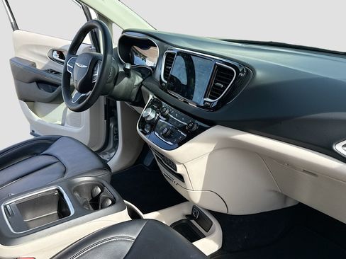 Used 2023 Chrysler Pacifica Touring-L FWD image 5
