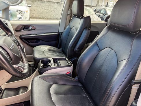 Used 2020 Chrysler Pacifica Touring-L FWD image 16