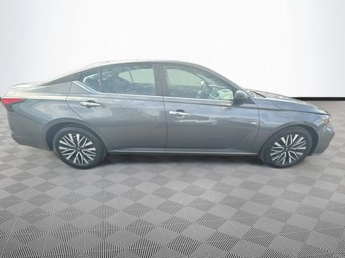 Used 2024 Nissan Altima 2.5 SV FWD image 8