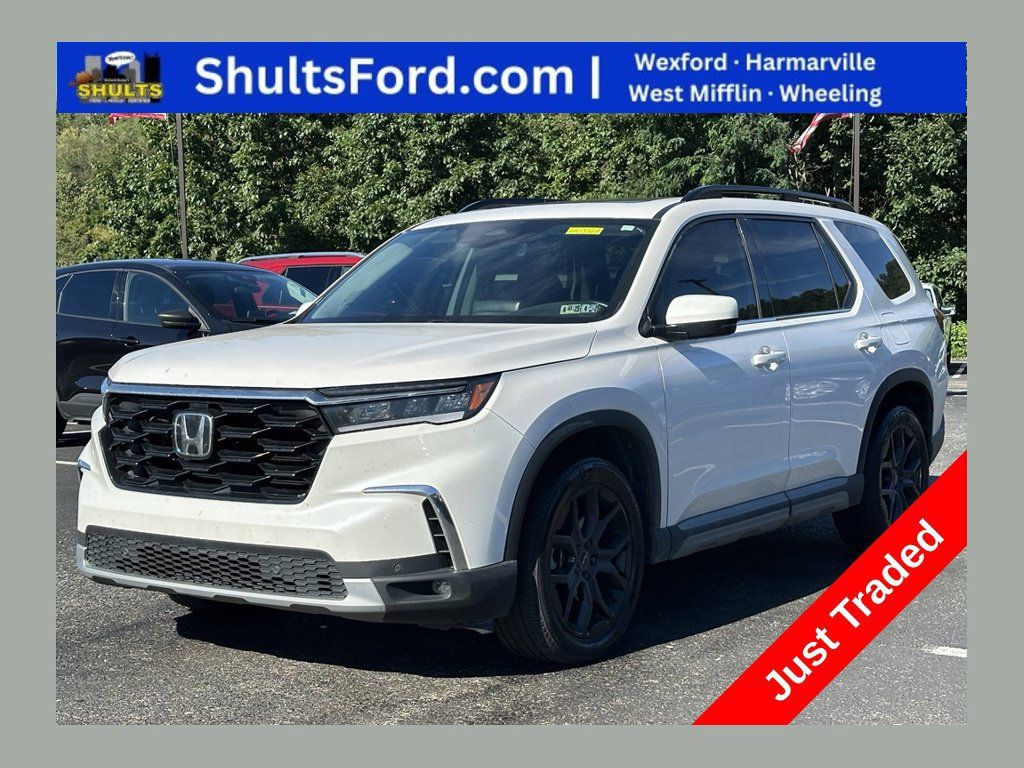 Used 2025 Honda Pilot Touring image 1
