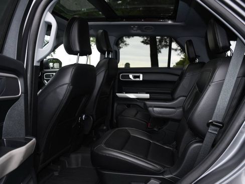 Used 2021 Ford Explorer XLT AWD/4WD image 16