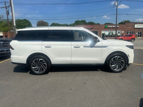 Used 2025 Lincoln Navigator Reserve AWD/4WD image 5