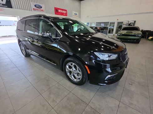 Used 2023 Chrysler Pacifica Limited FWD image 6