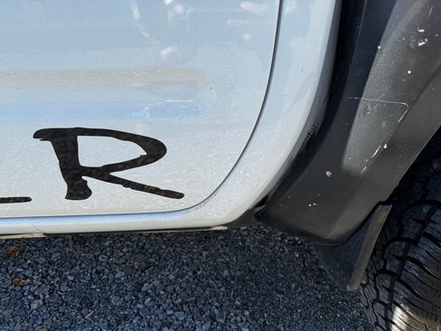 Used 2016 Nissan Frontier SV image 15