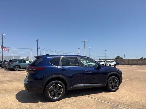 Certified 2025 Nissan Rogue SV FWD image 22