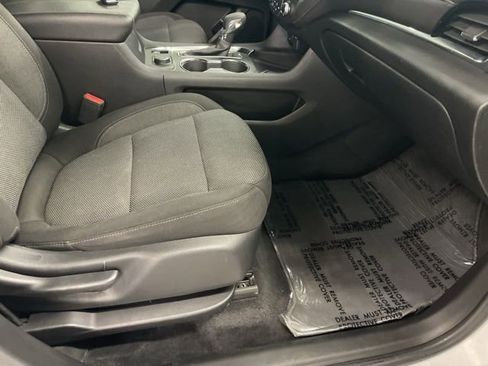 Used 2023 Chevrolet Traverse LT image 30