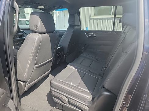 Used 2024 Chevrolet Suburban LT RWD image 10