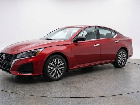 Used 2025 Nissan Altima 2.5 SV FWD image 3