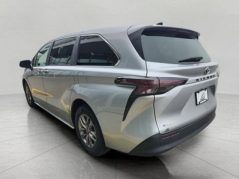 Used 2025 Toyota Sienna LE image 40